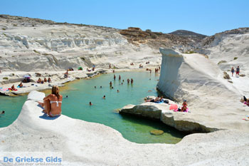 Sarakiniko Milos | Cycladen Griekenland | Foto 180 - Foto van https://www.grieksegids.nl/fotos/milos/normaal/sarakiniko-180.jpg