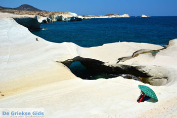 Sarakiniko Milos | Cycladen Griekenland | Foto 182 - Foto van https://www.grieksegids.nl/fotos/milos/normaal/sarakiniko-182.jpg