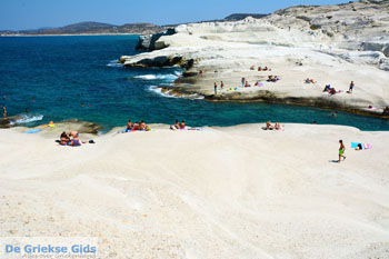 Sarakiniko Milos | Cycladen Griekenland | Foto 185 - Foto van https://www.grieksegids.nl/fotos/milos/normaal/sarakiniko-185.jpg