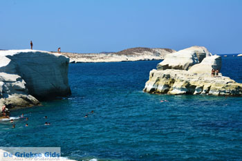 Sarakiniko Milos | Cycladen Griekenland | Foto 199 - Foto van https://www.grieksegids.nl/fotos/milos/normaal/sarakiniko-199.jpg