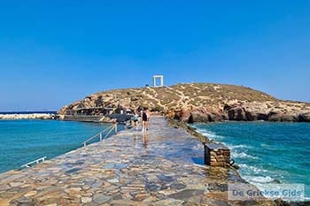 Naxos stad - Foto van https://www.grieksegids.nl/fotos/naxos-fotos/normaal/naxos-stad-naxos-2024-04.jpg