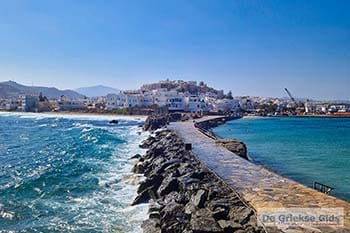 Naxos stad - Foto van https://www.grieksegids.nl/fotos/naxos-fotos/normaal/naxos-stad-naxos-2024-05.jpg