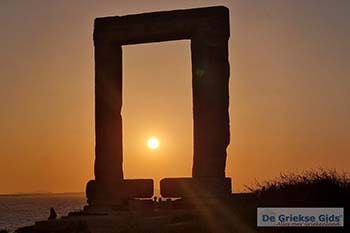 Naxos stad - Foto van https://www.grieksegids.nl/fotos/naxos-fotos/normaal/naxos-stad-naxos-2024-10.jpg