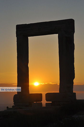 Portara Naxos stad - Cycladen Griekenland - nr 4 - Foto van https://www.grieksegids.nl/fotos/naxos/normaal/portara-naxos-stad-004.jpg