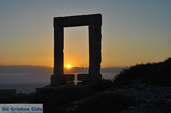 Portara Naxos stad - Cycladen Griekenland - nr 5 - Foto van https://www.grieksegids.nl/fotos/naxos/normaal/portara-naxos-stad-005.jpg