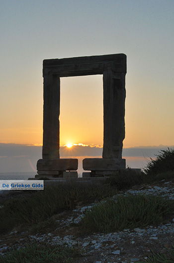 Portara Naxos stad - Cycladen Griekenland - nr 7 - Foto van https://www.grieksegids.nl/fotos/naxos/normaal/portara-naxos-stad-007.jpg