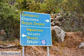 Plaatsnaamborden Emporios Nisyros - Dodecanese foto 1 - Foto van https://www.grieksegids.nl/fotos/nisyros/350pix/emporios-nisyros-001.jpg