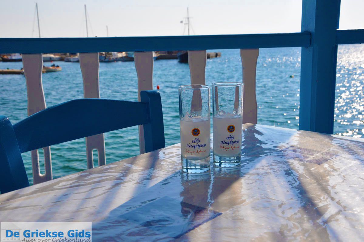Ouzo, de Griekse alcoholische drank met anijssmaak.