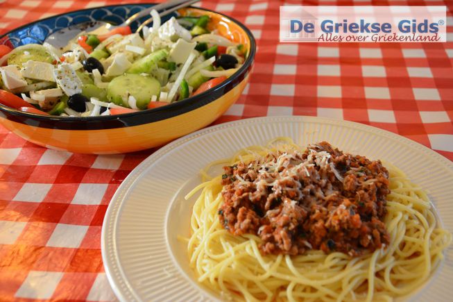 Makaronia me kima is lekker met een Choriatiki (Griekse salade)