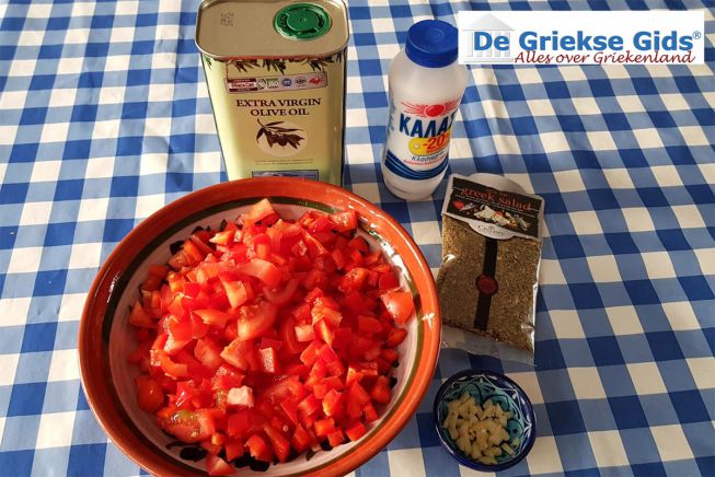 Tomaat, paprika en knoflook fijnsnijden