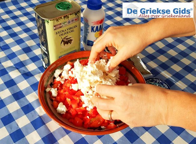 Feta eroverheen verbrokkelen