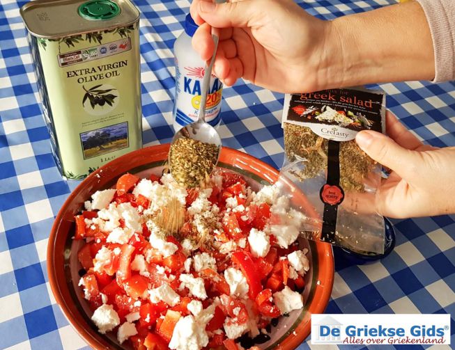 Griekse salade kruiden erbij