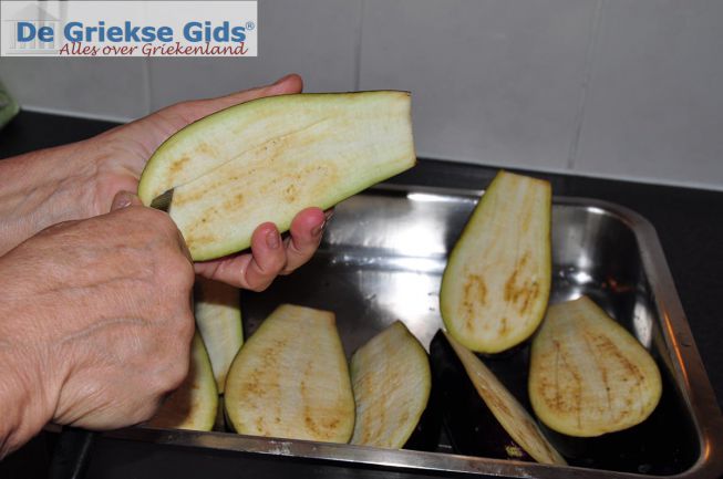 De aubergines bakken