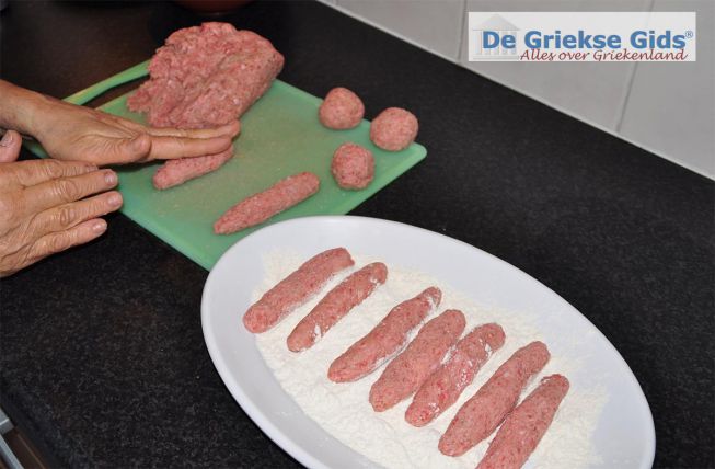 De rolletjes door het meel rollen