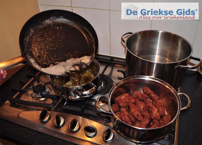 In de olijfolie tomatensaus maken