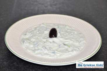 Tzatziki - yoghurt met komkommer en knoflook 