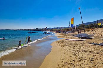 Chrissi Akti Paros - Cycladen Griekenland  - Foto van https://www.grieksegids.nl/fotos/paros/normaal/chrissi-akti-golden-beach-004.jpg