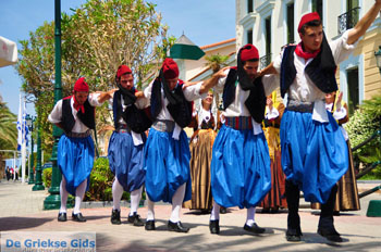 Pasen in Aedipsos | Evia Griekse dansen | De Griekse Gids foto 74 - Foto van https://www.grieksegids.nl/fotos/pasen/normaal/pasen-griekenland-135.jpg