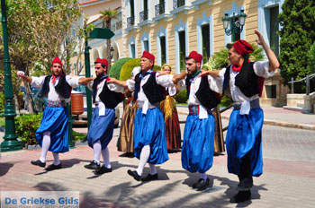 Pasen in Aedipsos | Evia Griekse dans | De Griekse Gids   - Foto van https://www.grieksegids.nl/fotos/pasen/normaal/pasen-griekenland-138.jpg