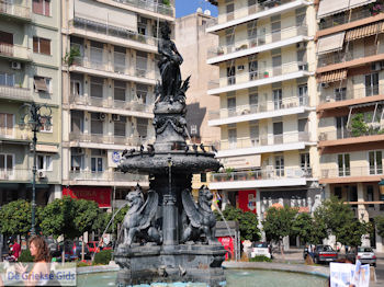 Centrale plein Patras -  Peloponessos - Foto 2 - Foto van https://www.grieksegids.nl/fotos/pelopon/achaia/350px/patras-achaia-peloponessos-002.jpg