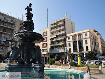 Centrale plein Patras -  Peloponessos - Foto 7 - Foto van https://www.grieksegids.nl/fotos/pelopon/achaia/350px/patras-achaia-peloponessos-007.jpg