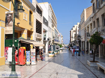 Winkelstraat Patras - Peloponessos - Foto van https://www.grieksegids.nl/fotos/pelopon/achaia/350px/patras-achaia-peloponessos-009.jpg