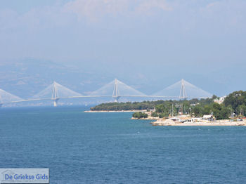 De brug Rion-Antirion vanaf Patras gezien - Foto 4 - Foto van https://www.grieksegids.nl/fotos/pelopon/achaia/350px/patras-achaia-peloponessos-028.jpg