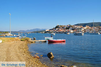 Poros vanaf Galatas gezien | Argolis Peloponessos | Griekenland | Foto 9 - Foto van https://www.grieksegids.nl/fotos/pelopon/argolis/normaal/argolis-grieksegids-009.jpg