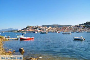 Poros vanaf Galatas gezien | Argolis Peloponessos | Griekenland | Foto 10 - Foto van https://www.grieksegids.nl/fotos/pelopon/argolis/normaal/argolis-grieksegids-010.jpg