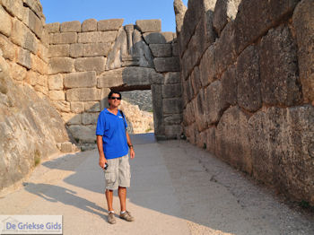 Jorgos Nikolidakis (De Griekse Gids) in Mycene Argolis - Foto van https://www.grieksegids.nl/fotos/pelopon/mycene/350px/mycene-argolis-peloponessos-004.jpg