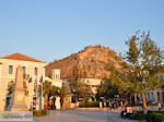 Filellinon plein Nafplion met daarachter Palamidi Nafplion - Argolis - Peloponessos - Foto 83 - Foto van De Griekse Gids