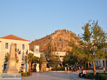 Filellinon plein Nafplion met daarachter Palamidi Nafplion - Argolis - Peloponessos - Foto 83 - Foto van https://www.grieksegids.nl/fotos/pelopon/nafplion/350px/nafplion-argolis-peloponessos-083.jpg