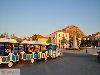Filellinon plein Nafplion met daarachter Palamidi  - Argolis - Peloponessos - Foto van https://www.grieksegids.nl/fotos/pelopon/nafplion/350px/nafplion-argolis-peloponessos-084.jpg