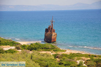 Scheepswrak Selinitsa bij Gythio | Lakonia Peloponnesos Griekenland 2 - Foto van https://www.grieksegids.nl/fotos/peloponessos/normaal/peloponessos-griekenland-1045.jpg