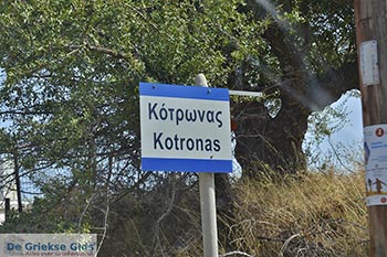 Plaatsnaamborden Kotronas Mani - Lakonia Peloponnesos foto 4 - Foto van https://www.grieksegids.nl/fotos/peloponnesos/lakonia/kotronas-mani/350pix/kotronas-mani-004.jpg