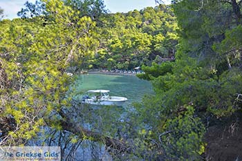 Love Bay op Poros (Saronische eilanden) nr2 - Foto van https://www.grieksegids.nl/fotos/poros/normaal/love-bay-poros-002.jpg
