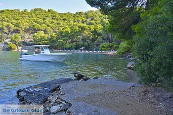 Love Bay op Poros (Saronische eilanden) nr4 - Foto van https://www.grieksegids.nl/fotos/poros/normaal/love-bay-poros-004.jpg