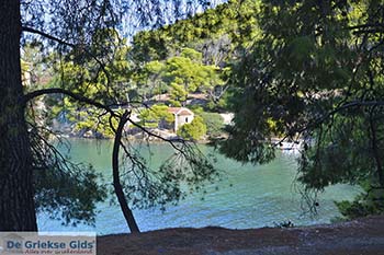 Love Bay op Poros (Saronische eilanden) nr8 - Foto van https://www.grieksegids.nl/fotos/poros/normaal/love-bay-poros-008.jpg