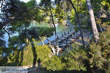 Love Bay op Poros (Saronische eilanden) nr11 - Foto van https://www.grieksegids.nl/fotos/poros/normaal/love-bay-poros-011.jpg