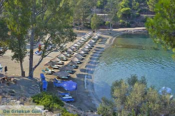 Russian Bay op Poros (Saronische eilanden) nr7 - Foto van https://www.grieksegids.nl/fotos/poros/normaal/russian-bay-poros-007.jpg