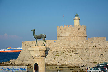 Hert en Agios Nikolaos fort - Rhodos stad Rhodos - Rhodos Dodecanese - Foto 1508 - Foto van https://www.grieksegids.nl/fotos/rhodos/350/rhodos-stad-245.jpg