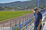 Frans Groenendaal bij het stadion van Aias Salamis foto 2 - Foto van De Griekse Gids