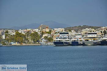 Aankomst bij de haven van Paloukia op Salamis - Foto van https://www.grieksegids.nl/fotos/salamina/normaal/salamis-saronische-eilanden-007.jpg