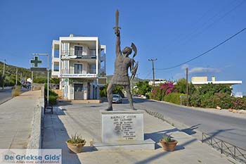 Standbeeld van Ajax in Aianteio (Eantio) op Salamis - Foto van https://www.grieksegids.nl/fotos/salamina/normaal/salamis-saronische-eilanden-018.jpg