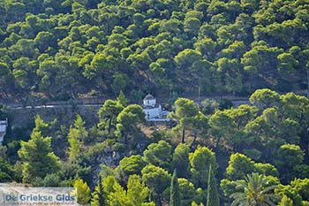 Kerkje bij Klooster Agios Nikolaos op Salamis - Foto van https://www.grieksegids.nl/fotos/salamina/normaal/salamis-saronische-eilanden-029.jpg