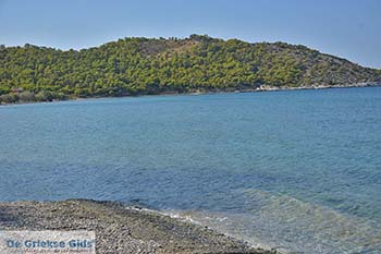 Baai bij Kanakia op Salamis foto 3 - Foto van https://www.grieksegids.nl/fotos/salamina/normaal/salamis-saronische-eilanden-035.jpg