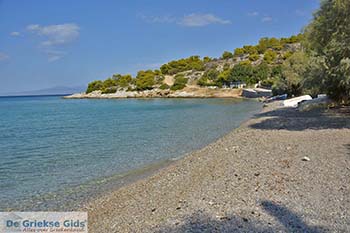 Strand Kanakia beach op Salamis foto 3 - Foto van https://www.grieksegids.nl/fotos/salamina/normaal/salamis-saronische-eilanden-037.jpg