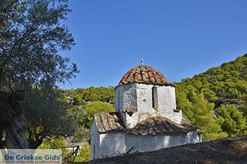 Kerkje bij Klooster Agios Nikolaos op Salamis - Foto van https://www.grieksegids.nl/fotos/salamina/normaal/salamis-saronische-eilanden-038.jpg
