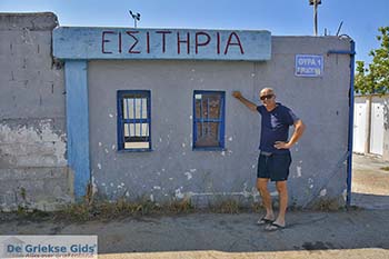 Frans Groenendaal bij het stadion van Aias Salamis - Foto van https://www.grieksegids.nl/fotos/salamina/normaal/salamis-saronische-eilanden-039.jpg