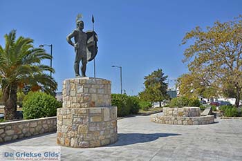 Standbeeld Ajax in de hoofdstad van Salamis - Foto van https://www.grieksegids.nl/fotos/salamina/normaal/salamis-saronische-eilanden-049.jpg
